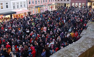 Die Kundgebung für Demokratie am 8. Februar wird vom Kleinen Domhof auf den Marktplatz verlegt. Polizei und Organisatoren rechnen mit großer Resonanz. Am 19. Januar 2024 waren es mehrere tausend Teilnehmer. - Alex Lehn