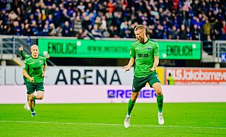 Sebastian Klaas (rechts) traf im Spiel gegen Jahn Regensburg zum zwischenzeitlichen 1:0 für den SC Paderborn 07. - Besim Mazhiqi