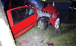 Das Auto kam von der Straße ab und kollidierte mit einem Baum. - Polizei Minden-Lübbecke
