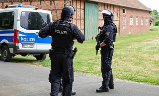 Die Durchsuchungen wurden auch durch Spezialeinsatzkräfte der Polizei unterstützt. - Symbolbild: Paul Brinkmann
