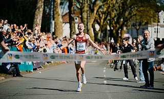 Der 23-jährige Luca Madeo von der LG Filder sicherte sich beim Paderborner Osterlauf die Deutsche Meisterschaft im Halbmarathon. - BESIM MAZHIQI