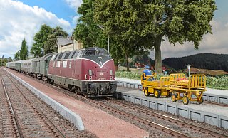 Der Realität nachempfunden: Ein Eilzug verlässt den Bahnhof Bad Driburg. Die Modellbundesbahn kennt jetzt auch Rockstar Rod Stewart. - Markus Tiedtke