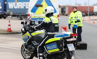 Rund 150 Einsatzkräfte von Polizei, Zoll und Kreis waren im Einsatz rund um die Autobahnraststätten Lipperland Süd und Nord. - Claus Frickemeier