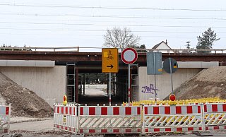 An der Bahnbrücke über der Rüscherstraße wird seit anderthalb Jahren gearbeitet. Jetzt soll der neue Überbau eingehoben werden. - Judith Gladow