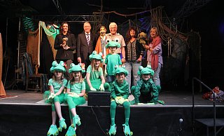 Ute Gieseking (v. l.), Markus Schay, Rainer Riemenschneider, Britta Brinkmann und Karin Müller stellten zusammen mit den Büttendorfer Froschtanz-Kindern das diesjährige Programm der LandArt-Kulturwochen vor. - Klaus Frensing