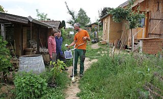 Torben Sauerland (r.) erklärt die Handhabung des Akku-Freischneiders. Corina und Torben kommen aus der Schweiz und lernen dazu. - Dieter Scholz