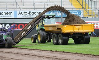 Der Rasen der Paderborner Home-Deluxe-Arena wird in Kürze wieder abgefräst. Noch vor dem SCP-Heimspiel gegen Nürnberg (22. November) soll die Spielfläche erneuert werden. - Frank Beineke