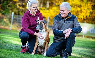 Mareike Loges, ihr Papa, Heinrich Hollmann, und Calito freuen sich über die Auszeichnung. - Barbara Franke