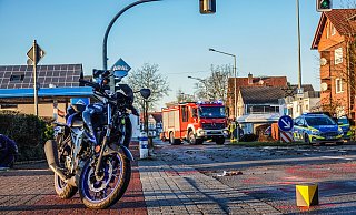 Das Motorrad der schwer verletzten 17-Jährigen steht neben der Unfallstelle in Hövelhof. - Paul Brinkmann