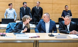 Am Bielefelder Landgericht startete der erste Prozesstag gegen die Angeklagten Berat Nimani (mitte) und seine Schwester (hinten links) wegen vierfachen versuchten Mordes. - Barbara Franke Am Bielefelder Landgericht startete der erste Prozesstag gegen die Angeklagten Berat Nimani (mitte) und seine Schwester (hinten links) wegen vierfachen versuchten Mordes. - Barbara Franke