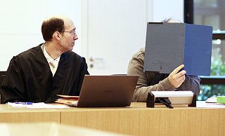 Der Angeklagte verbirgt sein Gesicht während der Gerichtsverhandlung. Dem 39-Jährigen wird vorgeworfen, in seinem Bad heimlich Videoaufnahmen angefertigt zu haben. - Alex Lehn
