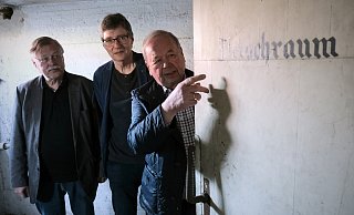 Der "Fleischraum" im Keller ist nur einer von vielen historischen Räumen unterhalb des Bahnhofs. Dorthin können bald deutlich mehr Löhnerinnen und Löhner vorstoßen. Egon Schewe (v. l.), Hans-Dieter Falkenstern und Günter Willig bieten künftig deutlich mehr Führungen an. - Felix Eisele