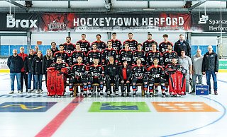 Gut aufgestellt Der Herforder EV geht mit Kieren Vogel (vorne v. l.), Nick Walters, Yannis Walch, Henry Thom (Chefcoach), Ramona Rossack (Athletiktrainerin), Gleb Berezovskij, Marius Garten, Jakub Urbisch; Sven Johannhardt (Sportlicher Leiter, Mitte v. l.)), Uwe Flachmeier (Betreuer), Uwe Geiselmann (Physiotherapie), Patrick Sander (Betreuer), Laura Kleine (Physiotherapie), Saskia Bültemeier (Medizinische Assistenz), Heiko Schure (Physiotherapie), Timo Sticha, Pavel Avdeev, Dennis Sticha, Nils Wegner, Leon Köhler, Michael Schaaf, Mika Hupach, Sebastian Moberg, Janet Schmidt (Betreuerin/Roadteam), Michael Schmidt (Betreuer/Roadteam), Tojon Straßburg (Teamarzt); David Makuzki (hinten v. l.), Dennis König, Jackson Pierson, Philip Woltmann, Ryley Lindgren, Jannis Kälble, Jegors Kalnins und Philipp Waßmann (Teamarzt) in die am Freitag beginnende Saison in der Eishockey-Oberliga. - Steve Vivash