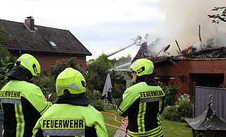 Beim dem Großbrand am Dienstagabend (15. Juli) auf dem Wetehof in Herford-Schwarzenmoor wurden ein Pferdestall und das angrenzende Wohnhaus komplett zerstört. - Claus Frickemeier
