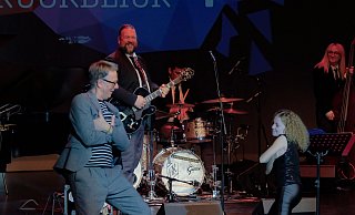 Markus Runte und die elfjährige Greta führen durch das Kulturheimspiel. - Julia Spiekerkötter