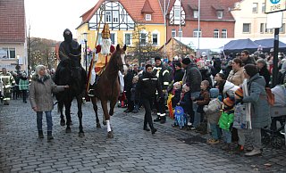 Hoch zu Ross kommt der Nikolaus geritten, ihm folgen rund 400 Kinder, die als Lohn Adventsgebäck bekommen. - Johannes Büttner