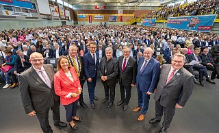 Circa 1.600 Menschen kamen zum Tag des Handswerks in die Paderborner Maspernhalle. Zu den Gastgebern und Ehrengästen gehörten: Peter Eul (v.l., Präsident der Handwerkskammer OWL zu Bielefeld), Regierungspräsidentin Anna Katharina Bölling, Kreishandwerksmeister Mickel Biere, Festredner Carsten Linnemann, Erzbischof Udo Markus Bentz, Bürgermeister Michael Dreier, Berthold Schröder (Präsident des Westdeutschen Handwerkskammertags) und Michael H. Lutter (Hauptgeschäftsführer Kreishandwerkerschaft Paderborn-Lippe). - Niklas Tüns