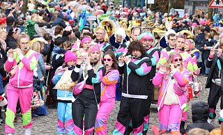 Mehr als 2.000 Zugteilnehmer sind bei der 21. Karnevalsparade in Paderborn dabei gewesen. - Rajkumar Mukherjee