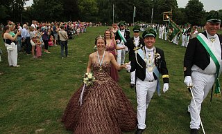 Das Königspaar, David Käuper und Sabrina Bohr, gefolgt von seinem Hofstaat, zieht beim Schützenfest in Salzkotten die Blicke auf sich. - Johannes Büttner