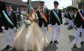 Jan-Erik Figgener begeistert mit Königin Stine Wahl beim Umzug durch Verlar. - Johannes Büttner