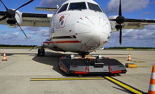 Der "Speedport" sieht aus, wie ein großer Mähroboter, hat aber ausreichend Zugkraft, um große Passagiermaschinen am Flughafen Paderborn zukünftig einzuparken. - Felix Schwien