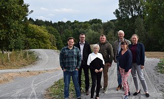 Zwischen Lichtenaus neuen Fahrhügeln stehen (v. l.) Christoph Hillebrand, Georg Wigge, Birgit Rebbe-Schulte, Heinrich Heinrichs, Jürgen Amediek und Christiane Meyer von der Bürger- und Energiestiftung sowie Martina Wolf-Sedlatschek. - Anja Ebner