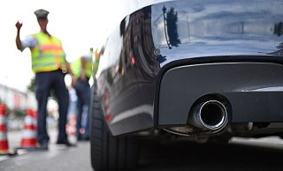 Rund 800 Menschen waren beim jüngsten Tuner-Treffen an der Röntgenstraße in Herford, dazu hunderte aufgemotzte Fahrzeuge. Ein Augenzeuge spricht von einer Veranstaltung mit "Volksfestcharakter". - dpa