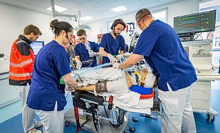 Im „Skills Lab“ wird die Versorgung von Patienten realitätsnah eingeübt. Hier ist gerade ein Schwerverletzter nach einem Treppensturz eingeliefert worden. - Sarah Jonek