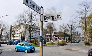Auf der Kreuzung Georgstraße, Wielandstraße ist viel Autoverkehr. Eine Anwohnerin regt deshalb eine Querungshilfe oder eine Fußgängerampel an. - Ulf Hanke