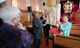 Monika Schrader-Bewermeier (r./Gesellschaft für Christlich-Jüdische Zusammenarbeit Paderborn) zeigt der NRW-Antisemitismusbeauftragten Sylvia Löhrmann (3.v.r.) die Thorarolle aus dem 18. Jahrhundert. Im Hintergrund steht Xenia Nickel, Vorsitzende der Jüdischen Gemeinde. - Niklas Tüns