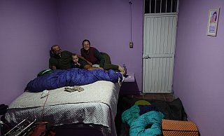 Gastfreundschaft der besonderen Art: Familie Pries kam eine Nacht in der Gästezelle der Polizei unter. Am morgen folgte das Zähneputzen im Knast. - Fivebags.de