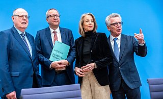 Der ehemalige Finanzminister Peer Steinbrück (v.l.), Ex-Verfassungsgerichtspräsident Andreas Voßkuhle, Medienmanagerin Julia Jäkel und Ex-Innenminister Thomas de Maizière werben für den Deutschland-Plan. - picture alliance/dpa Der ehemalige Finanzminister Peer Steinbrück (v.l.), Ex-Verfassungsgerichtspräsident Andreas Voßkuhle, Medienmanagerin Julia Jäkel und Ex-Innenminister Thomas de Maizière werben für den Deutschland-Plan. - picture alliance/dpa