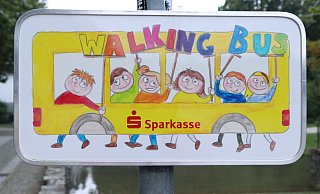 Schilder wie dieses hier weisen auf die Walking-Bus-Linien hin. Derzeit gibt es 26 solcher Linien in Paderborn. - Holger Kosbab (Archivfoto)