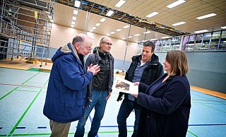 Frank Otterbach (ISB), Mathias Jakob (ISB), Klaus Böhm (Sportamt) und Elke Riese (ISB) machen sich ein Bild der Lage. - Barbara Franke
