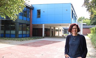 Schulleiterin Karin Delker-Lienke freut sich über die zwei neuen Klassenräume in dem blauen Anbau der Gütersloher Schule. - Anja Hustert