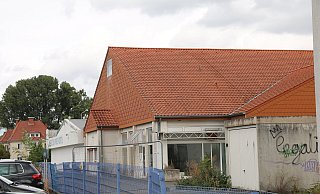 Das Gebäude des ehemaligen Rewe-Marktes an der Elsener Straße in Paderborn steht seit Jahren leer. Nach Plänen eines Projektentwickler soll das Areal ein neues Gesicht bekommen. - Neue Westfälische