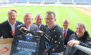 (v. l.) Elmar Kloke (Bürgerstiftung Paderborn), Domkapitular Benedikt Fischer, Christian Nolden (Dommusik), SCP-Geschäftsführer Martin Hornberger, Patrick Cellnik (Dommusik) und Dietmar Pannenberg (Blechwerkstatt) freuen sich auf die Premiere des Paderborner Weihnachtssingen, das am 14. Dezember in der Home-Deluxe-Arena steigt. - Frank Beineke