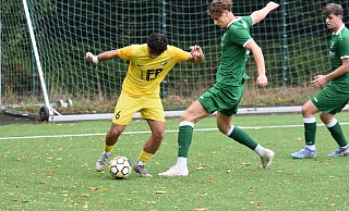Rhedas Torschütze: In dieser Szene schirmt Lukas Acar (l.) im Topspiel der Fußball-Westfalenliga 1 für seinen FSC Rheda die Kugel vor Levent Öztürk (m.) von Westfalia Kinderhaus ab. - Philipp Bülter