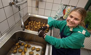 Mimi Mosch hilft unter anderem auch in der Küche des Bauernhofes mit. - Oliver Krato