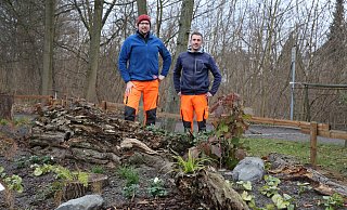 Am Eingang zum Siekertal steht das größte der drei Beete, das die Auszubildenden unter der Leitung von Gärtnermeister Tobias Vasterling (l.) und seinem Kollegen Florian Aufdemkamp angelegt haben. - Elke Niedringhaus-Haasper