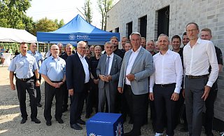 Wachleiter Jörg Niederbudde (v. l. vordere Reihe), Polizeidirektor Uwe Köhler, Landrat Jürgen Müller, Innenminister Herbert Reul, der SPD-Landtagsabgeordnete Christian Dahm, Investor Temel Bulut und Bürgermeister Bernd Poggemöller während des Richtfests. - Dirk Windmöller