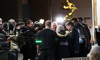 Zahlreiche Kamerateams und Reporter stehen bei Joanna Steinmann-Glogowski, Mutter des getöteten Philipos Tsanis. Die blonde Frau erhält Unterstützung von ihrem Ehemann Adrian sowie Philipos' Halbbruder Kasper. MT-Foto: - Alex Lehn