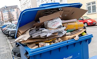 Durch hohe Krankheitsfälle fallen in Bielefeld immer wieder Touren der Müllabfuhr aus. Immer wieder bleibt der Papiermüll stehen. - picture alliance/dpa