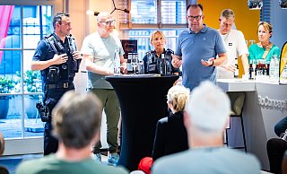 Hauptkommissar Kai Olszewski (v. l.), Henner Zimmat vom Altstadt Team Bielefeld, Bezirkspolizistin Elke Althöfer und Martin Knabenreich von Bielefeld Marketing informierten in der "Knackigen Stunde" im Möbelgeschäft Boconcept über die aktuelle Lage in der Altstadt. - Sarah Jonek Hauptkommissar Kai Olszewski (v. l.), Henner Zimmat vom Altstadt Team Bielefeld, Bezirkspolizistin Elke Althöfer und Martin Knabenreich von Bielefeld Marketing informierten in der "Knackigen Stunde" im Möbelgeschäft Boconcept über die aktuelle Lage in der Altstadt. - Sarah Jonek