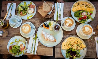 Im Kreis Höxter gibt es einige Lokale, die üppige Frühstücksbuffets und tolle Gerichte á la carte anbieten. - Symbolbild: Unsplash