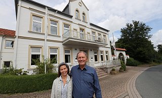 Ines und Uwe Krabbe sind ein Teil des Unternehmens "Greenfiber". Sie hatten sich in die Wittekindsquelle verliebt und zögerten keine Sekunde, das Traditionshaus 2021 zu erwerben. Drei Jahre später ist die Liebe offenbar erloschen. - Nicole Sielermann Ines und Uwe Krabbe sind ein Teil des Unternehmens "Greenfiber". Sie hatten sich in die Wittekindsquelle verliebt und zögerten keine Sekunde, das Traditionshaus 2021 zu erwerben. Drei Jahre später ist die Liebe offenbar erloschen. - Nicole Sielermann