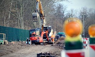 Vorbereitet ist die Fläche schon. Jetzt arbeiten die Stadtwerke daran, neue Schmutzwasserkanäle rund um das Becker Kreuz zu verlegen. Derzeit sind die Arbeiter an der Lübbecker Straße aktiv. - Felix Eisele
