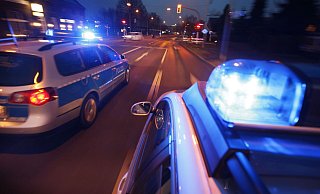 Die Polizei eilte in der Nacht mit Streifenwagen zum Tatort. Doch der auffällige Täter war bereits geflüchtet. - Symbolfoto: Polizei / Jochen Tack