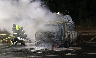 Der Ford Fiesta ist völlig ausgebrannt. - Polizei Paderborn
