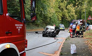 Nach dem Unfall traten aus dem Pkw Motorflüssigkeiten aus. - Marco Hilla